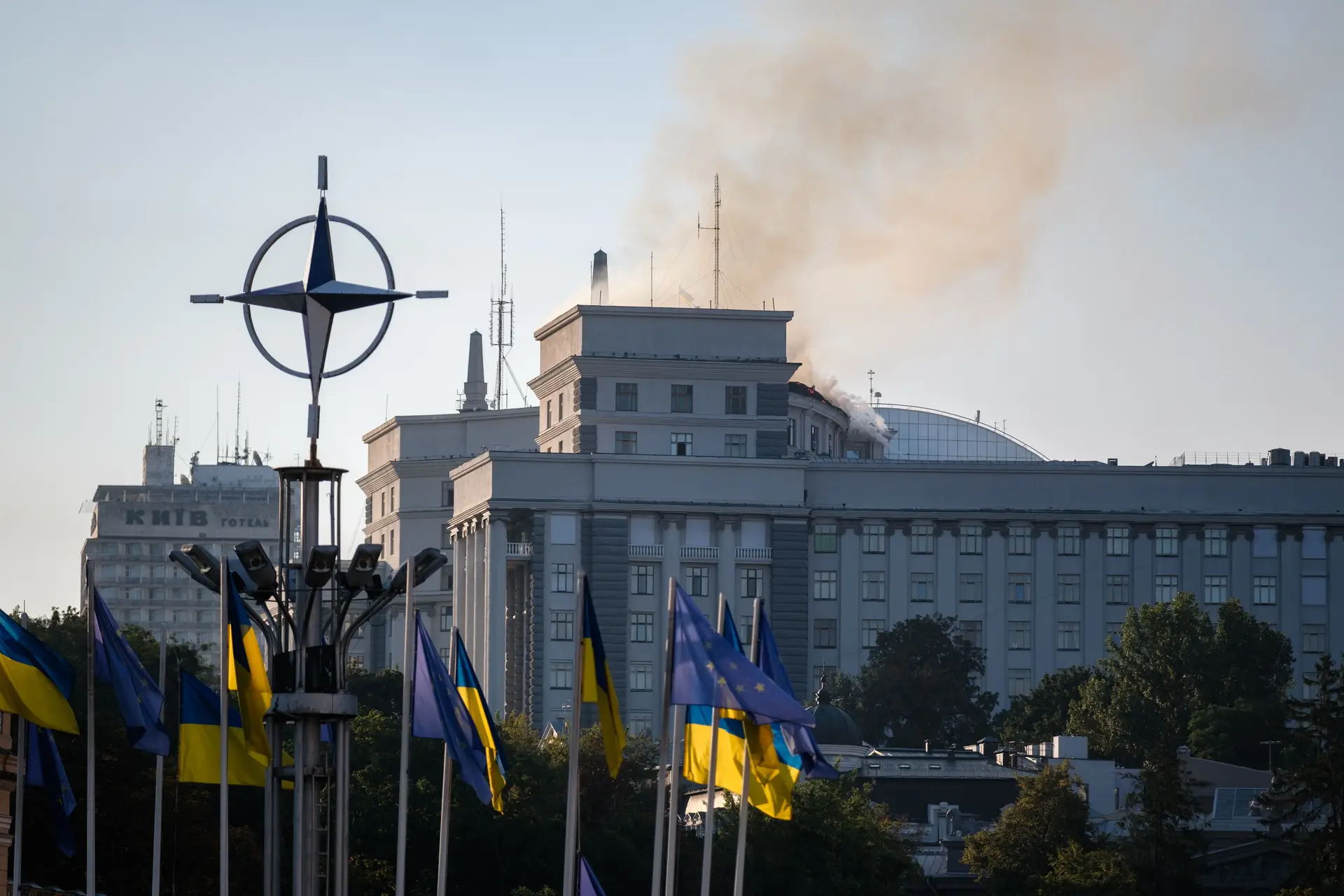Ataque a um edifício do Governo, esta manhã, em Kiev