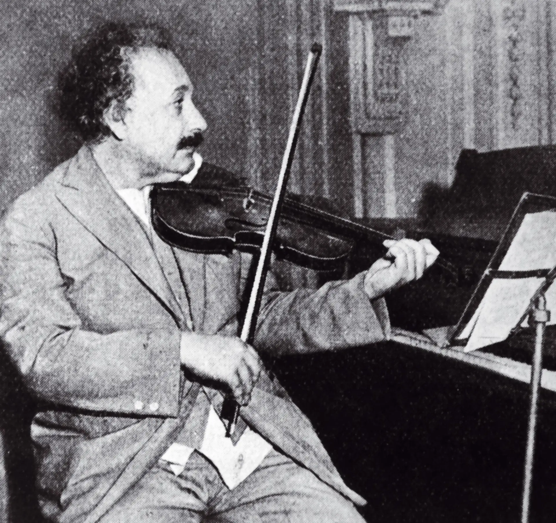 Albert Einstein reescreveu a gravitação, ao publicar a Teoria da Relatividade Geral em 1915
