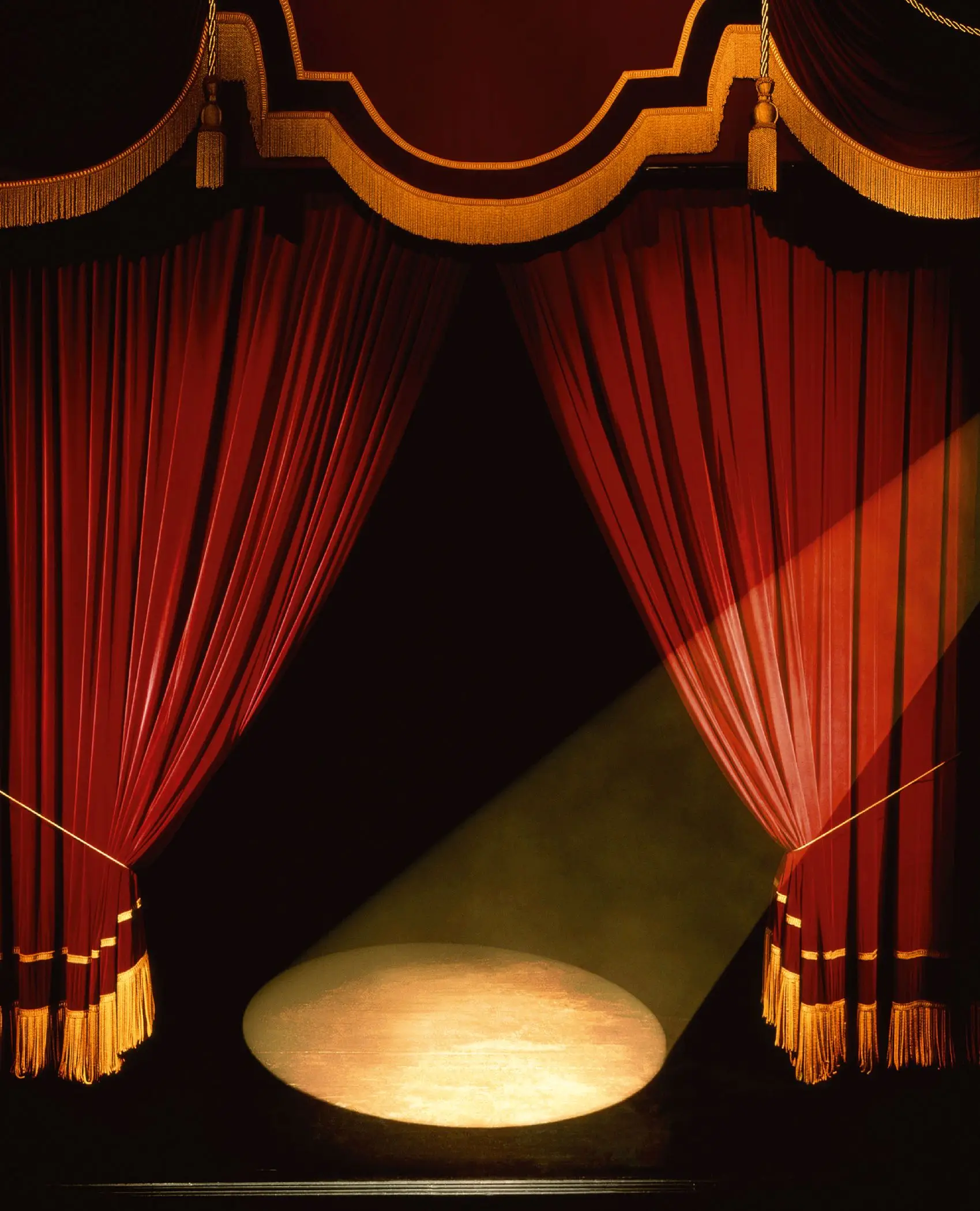 Embora misture vários géneros literários, “ZOV” tem um lugar de partida dramatúrgico, um palco imaginário de onde brota o teatro mental, representado na cabeça do leitor