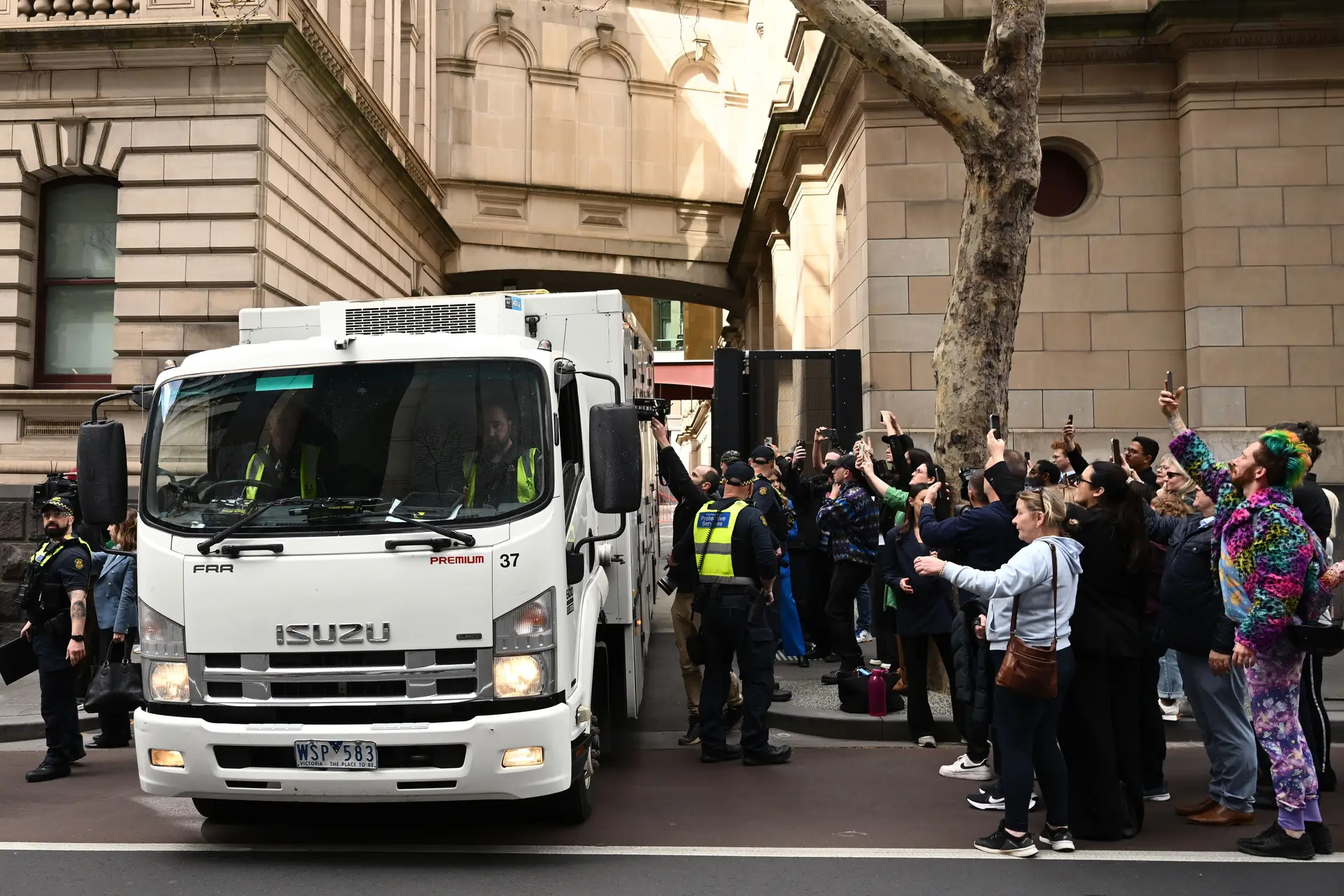 Viatura da polícia que transporta Erin Patterson, à saída de um tribunal em Melbourne, na Austrália.