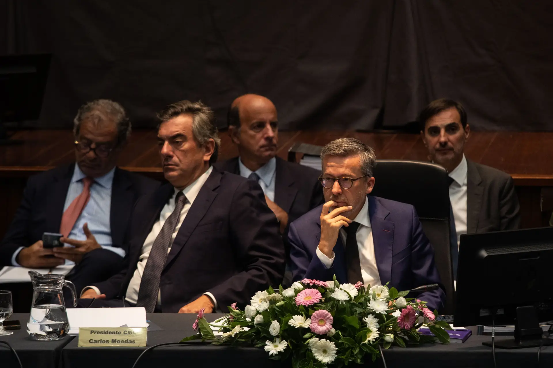 Carlos Moedas e Filipe Anacoreta Correia na reunião da Assembleia Municipal de Lisboa durante o debate da moção de censura 