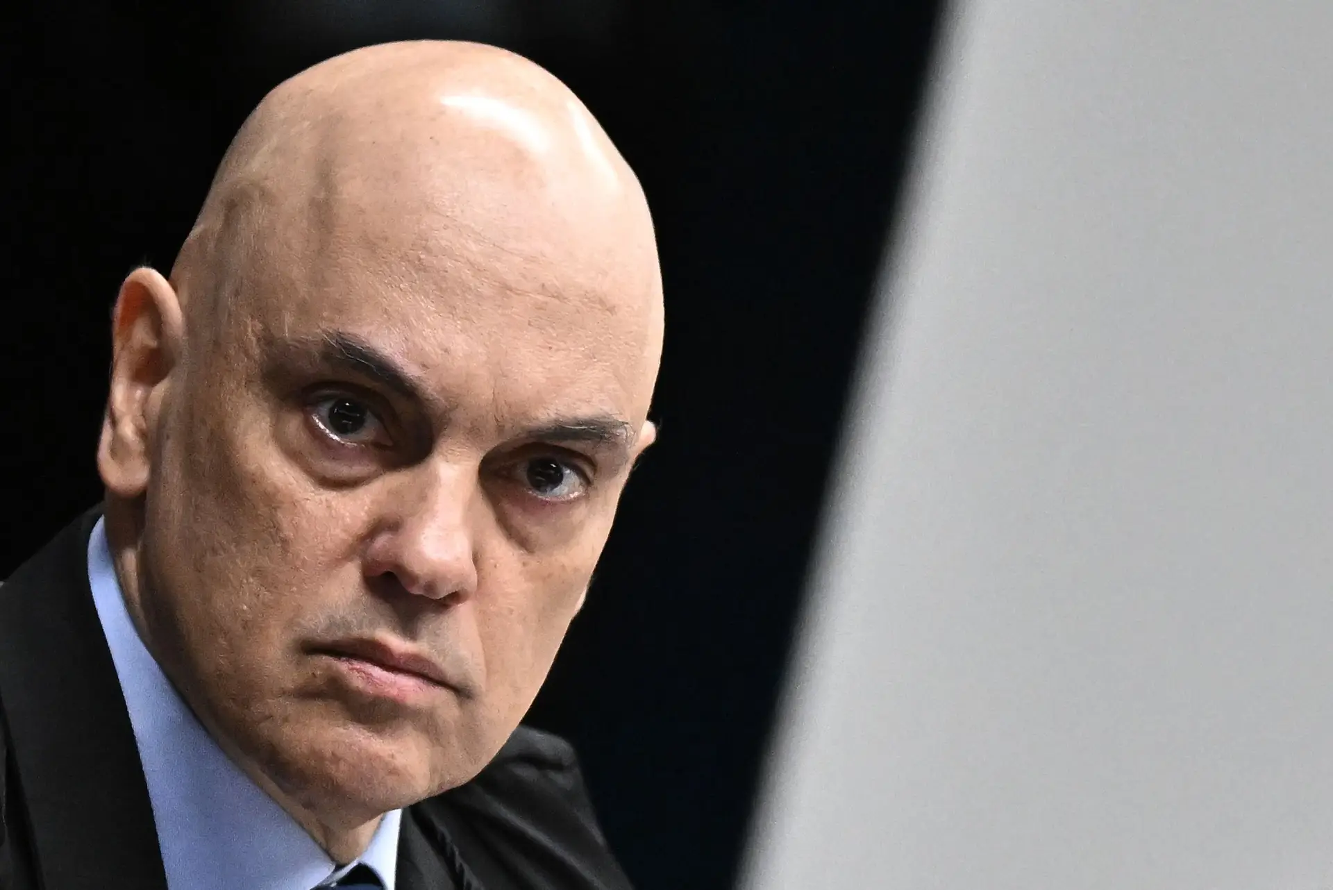 A mão de Alexandre de Moraes caiu com força sobre Jair Bolsonaro