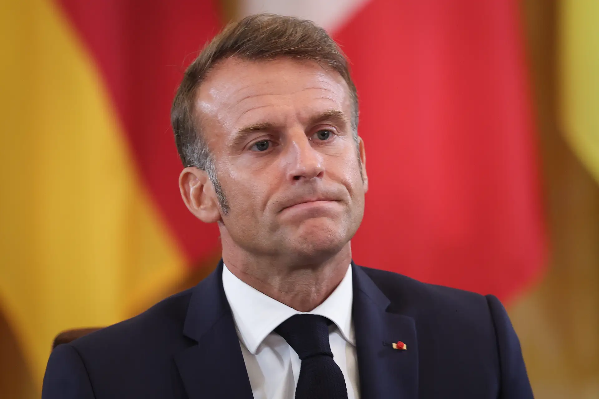 É estreita a via para Emmanuel Macron tirar o país da crise política