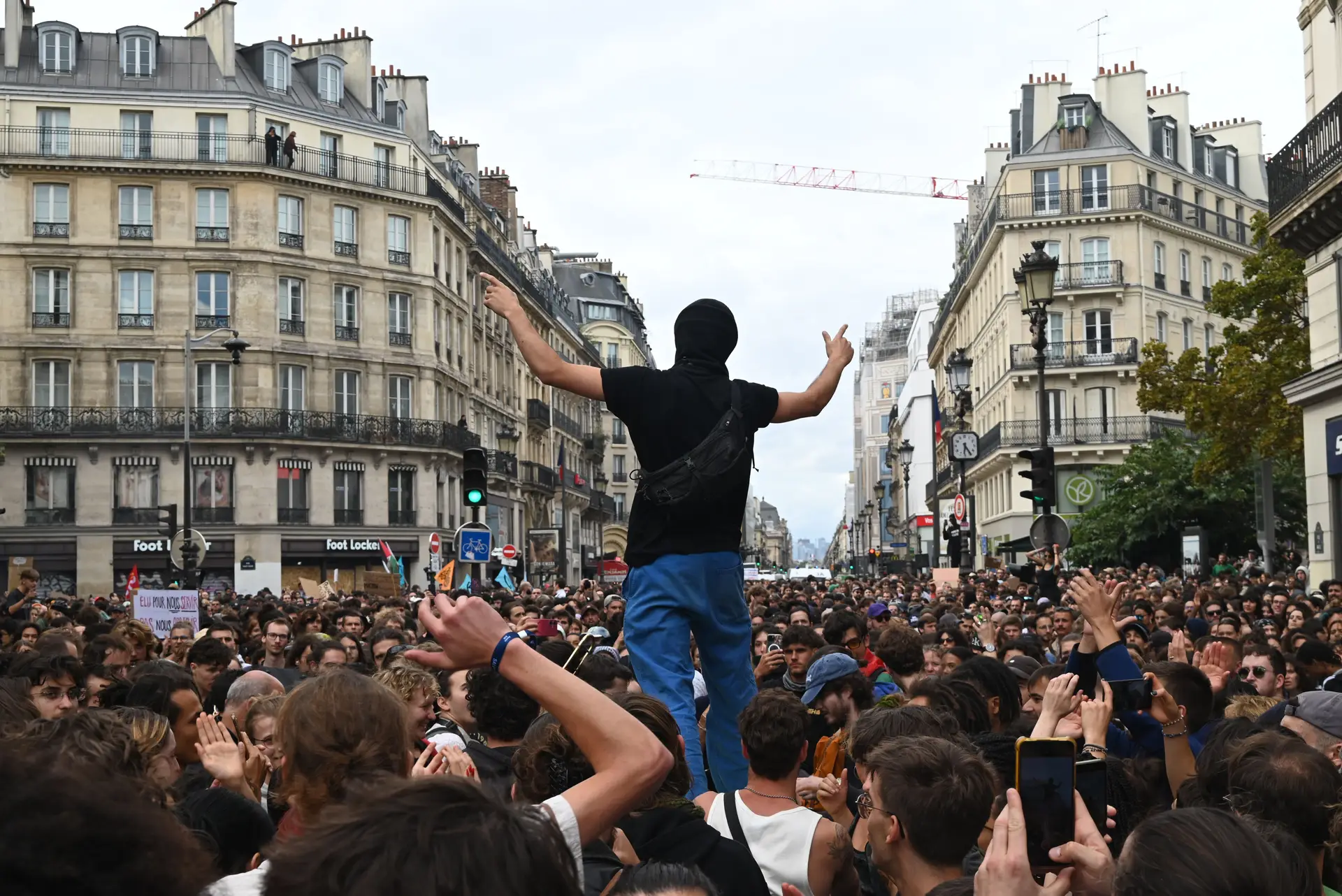 Manifestante em cima de um caixote do lixo na rua de Rivoli, no centro de Paris