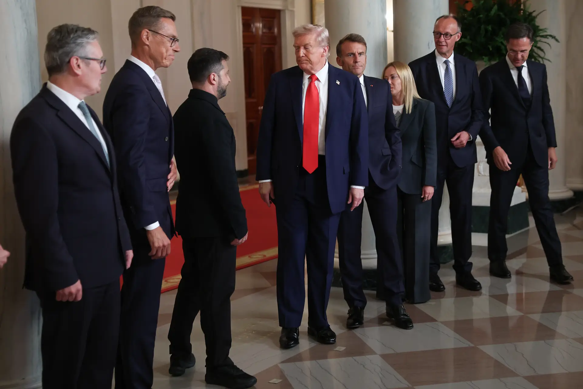 Trump pede à UE que imponha tarifas de 100% à Índia e China para aumentar pressão sobre a Rússia, escreve o “Guardian”