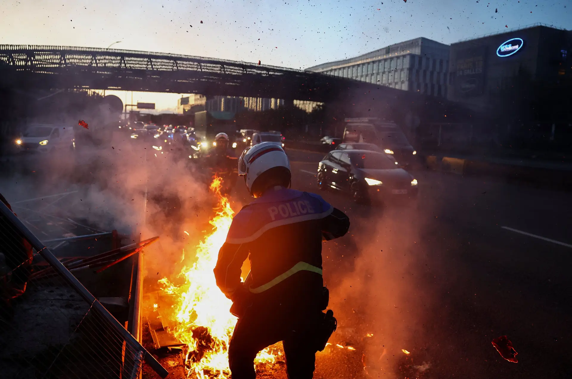 Franceses ameaçam “bloquear tudo” em protesto contra crise política e cortes: cerca de 200 detidos