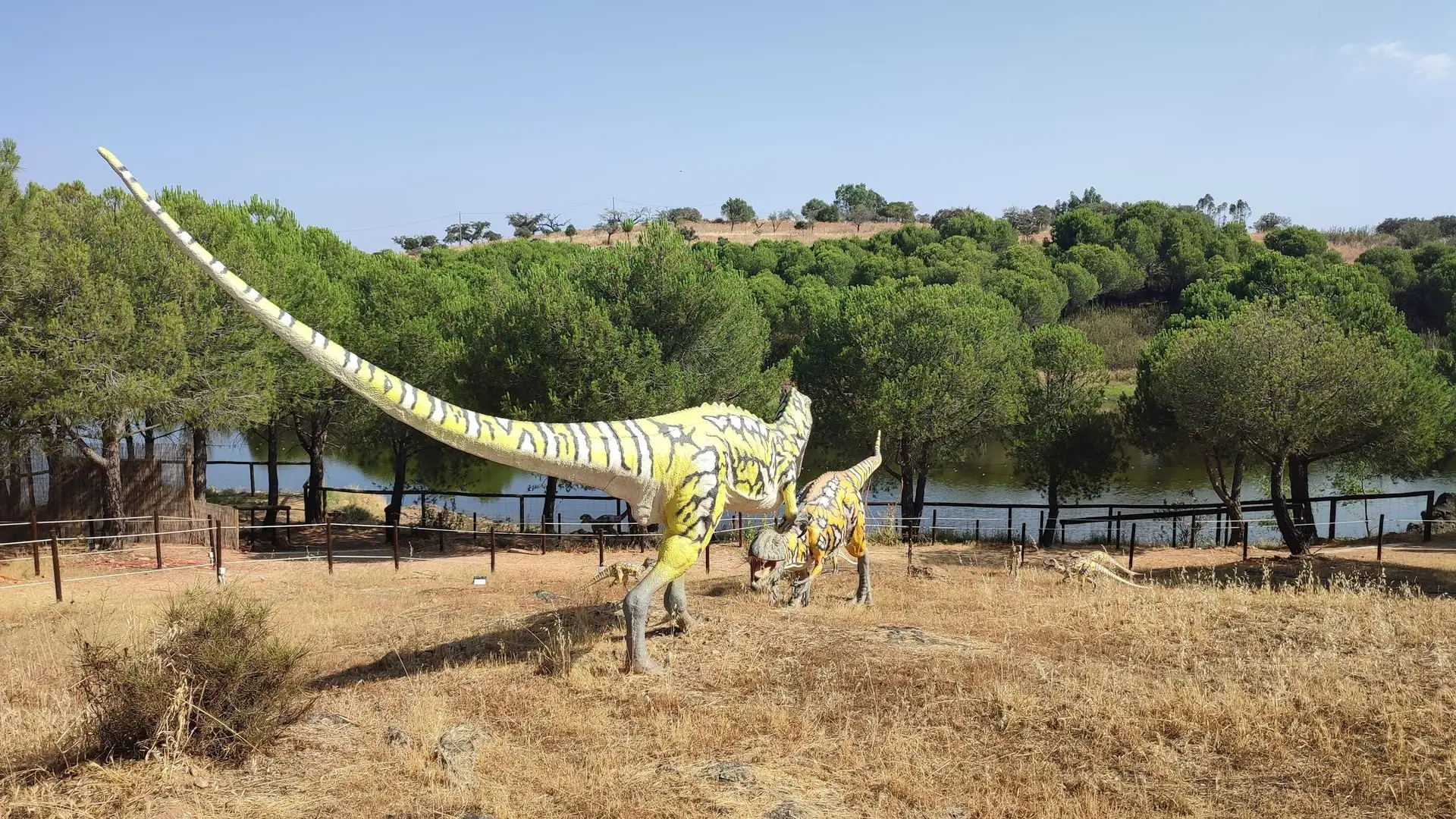 No Alentejo há dinossauros à solta junto ao grande lago de Alqueva
