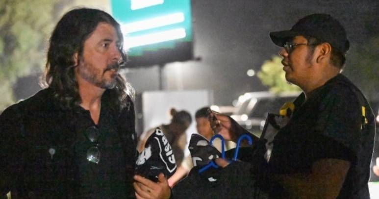 Dave Grohl, dos Foo Fighters, apanhado a comprar uma t-shirt contrafeita dos Oasis