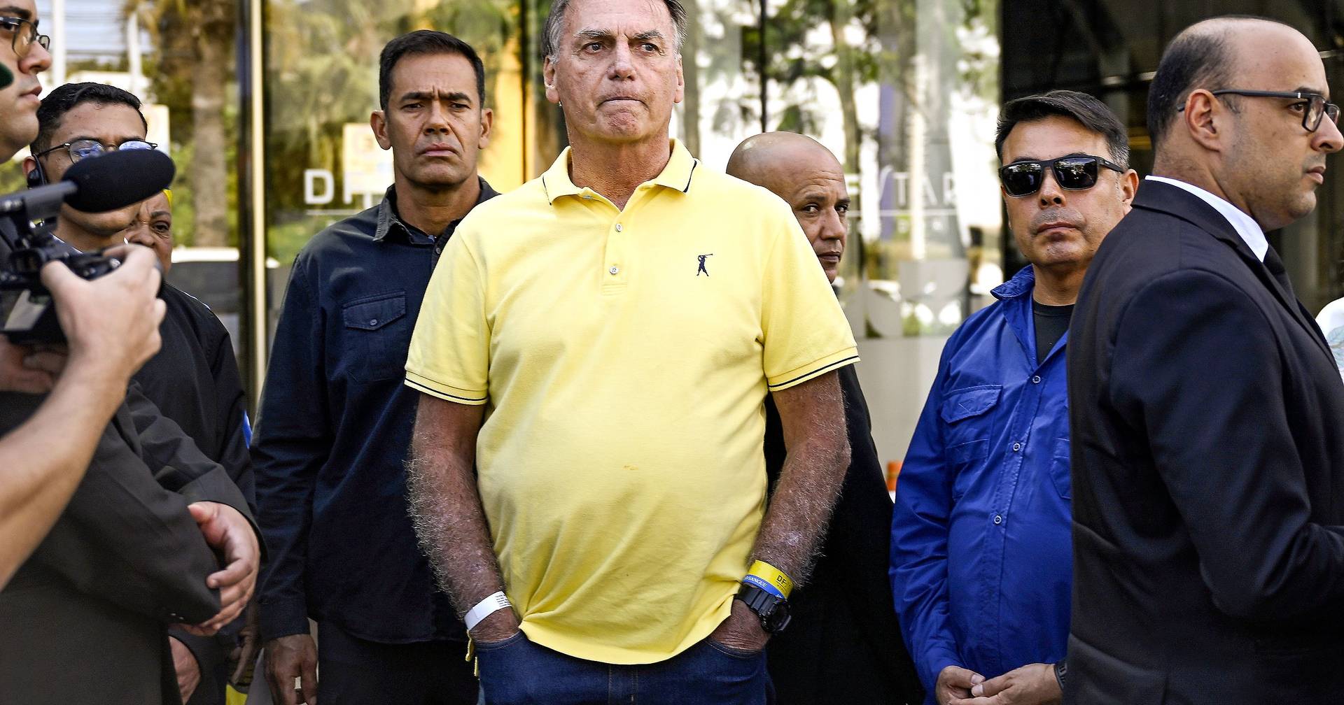 Bolsonaro internado com broncopneumonia: ex-Presidente do Brasil está estável mas funções renais pioraram