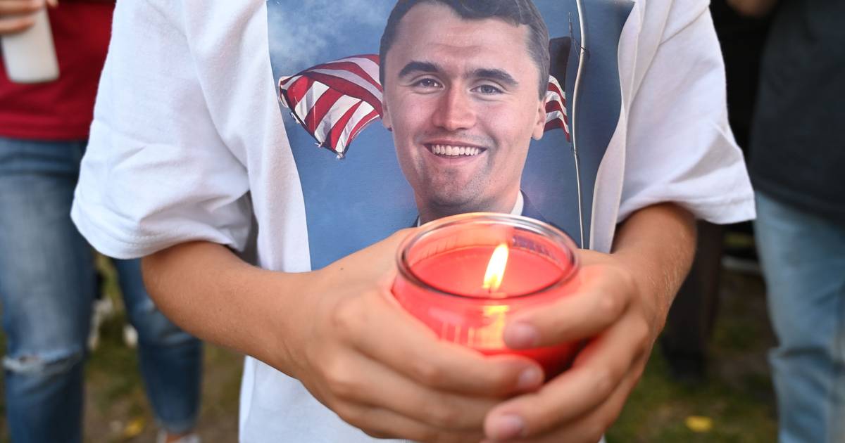 Assassínio de Charlie Kirk é gasolina atirada para cima de uma América já em chamas
