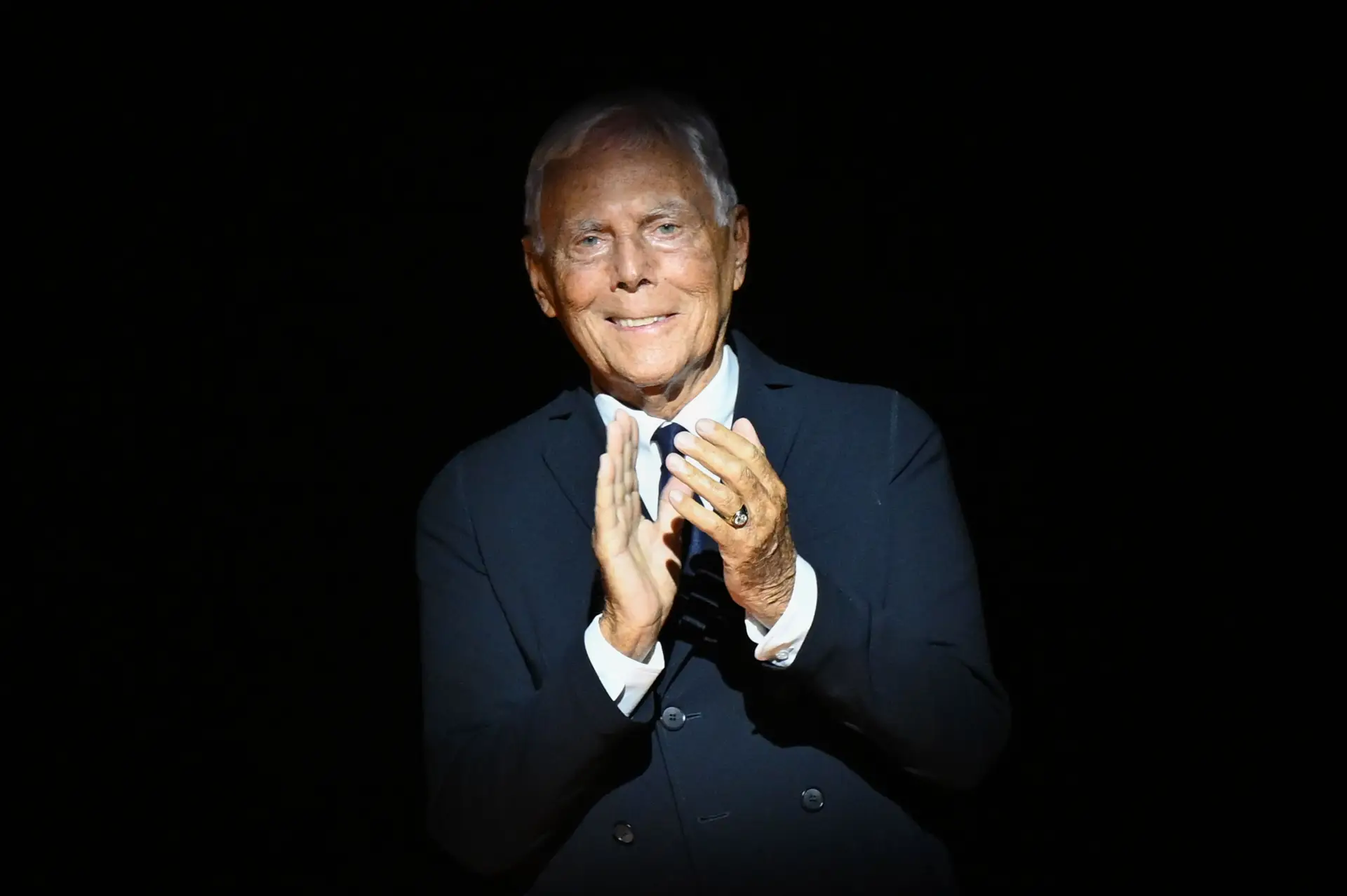 Testamento de Giorgio Armani revela plano de sucessão: venda da marca a gigante do luxo ou entrada em bolsa