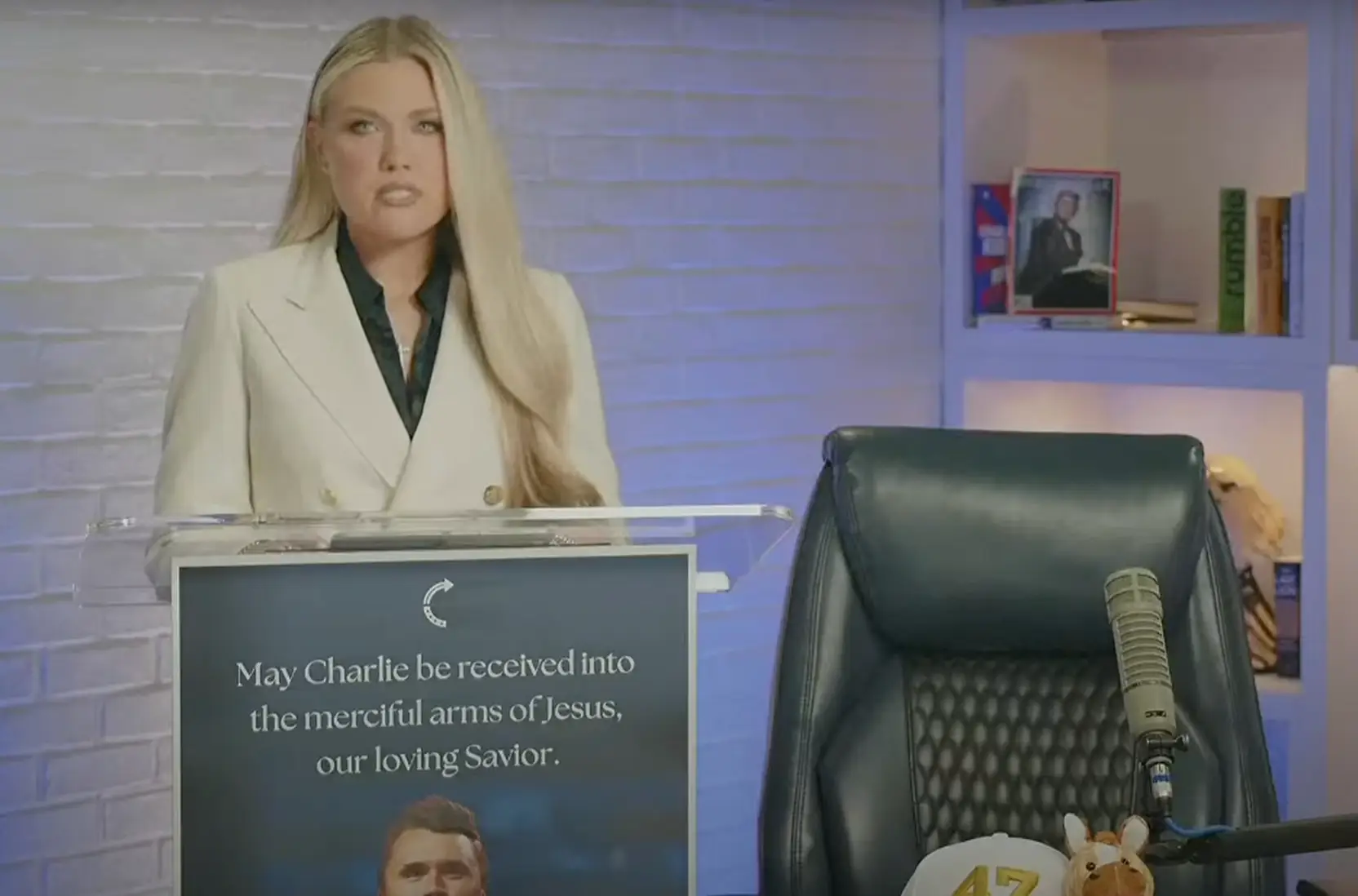 Erika Kirk, viúva de Charlie Kirk, num vídeo transmitido em streaming