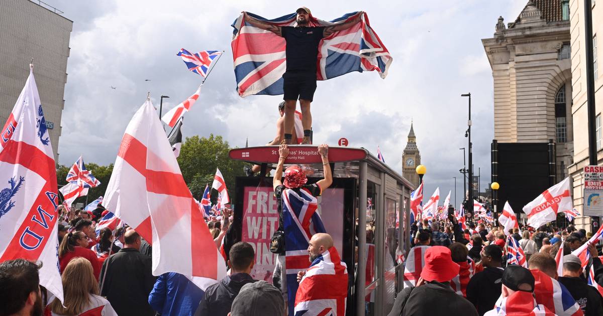 Manifestação de extrema-direita reuniu 110 mil pessoas em Londres, Musk participou e prometeu violência