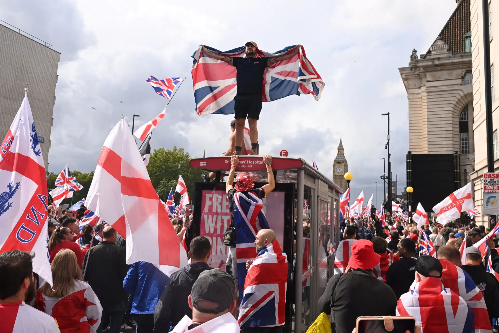 Manifestação de extrema-direita reuniu 110 mil pessoas em Londres, Musk participou e prometeu violência