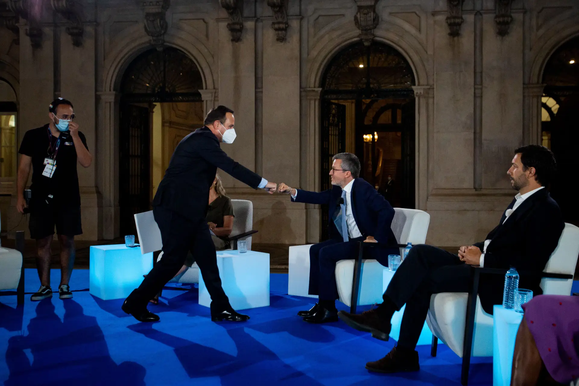 Fernando Medina cumprimenta Carlos Moedas antes do debate das autárquicas de 2021