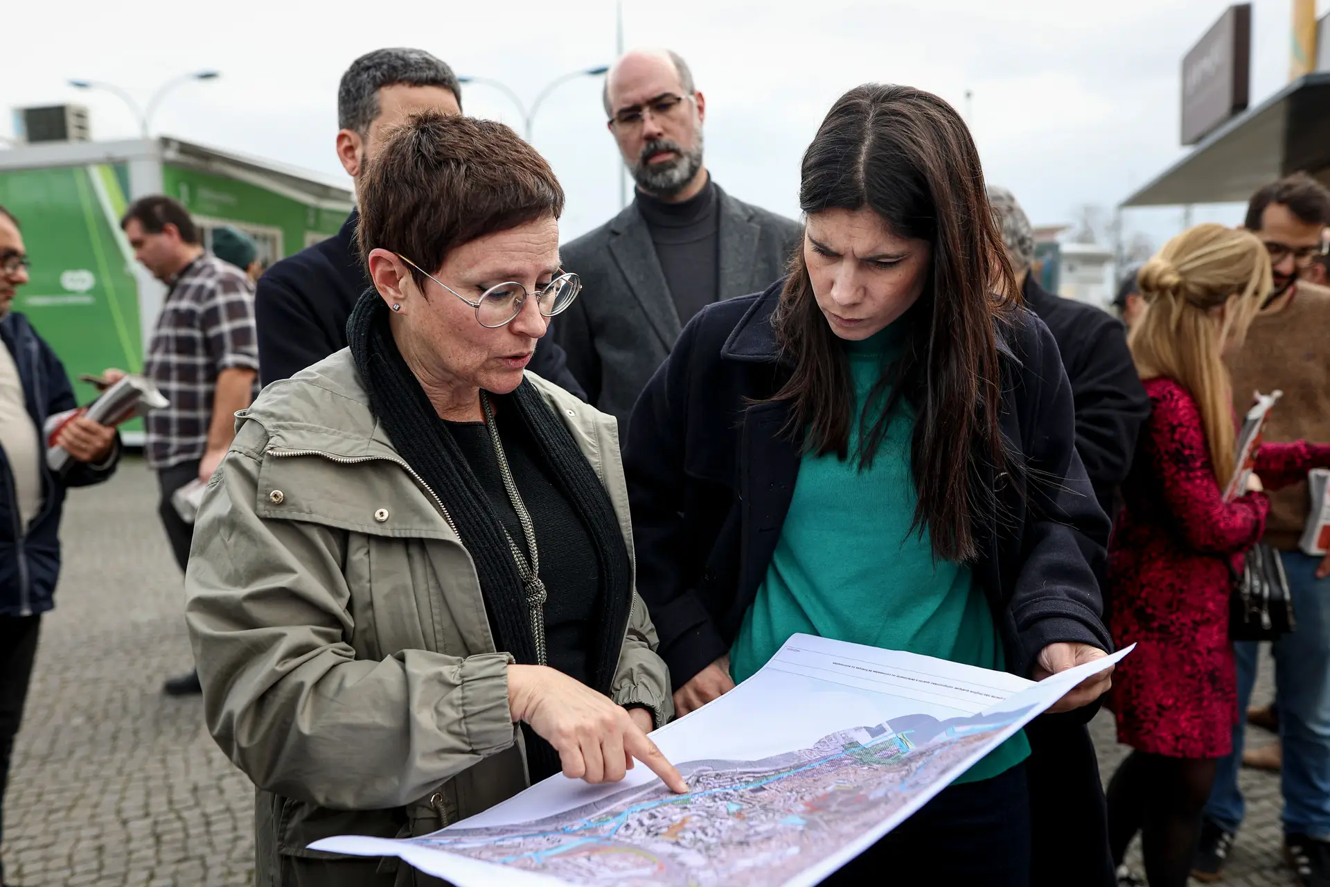 Carla Castelo, acompanhada da coordenadora do Bloco de Esquerda, Mariana Mortágua, durante uma visita ao centro de Algés, em fevereiro de 2024