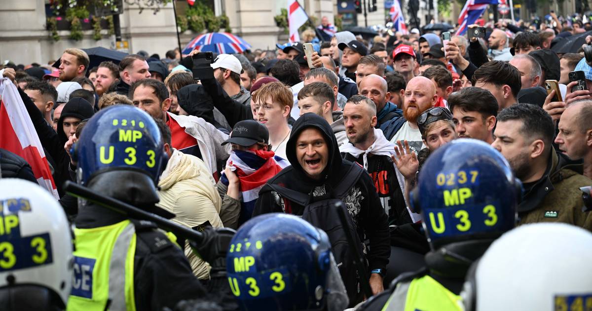 "Intenção de exercer violência": Protesto da extrema-direita em Londres acabou com 26 polícias feridos e 25 detidos
