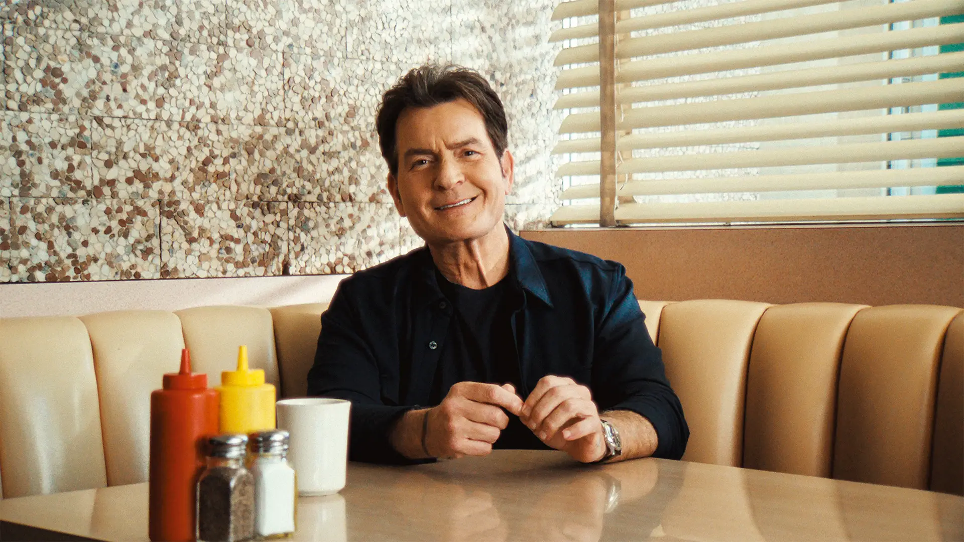 Charlie Sheen, 60 anos feitos este mês, uma vida de excessos e sucessos para trás