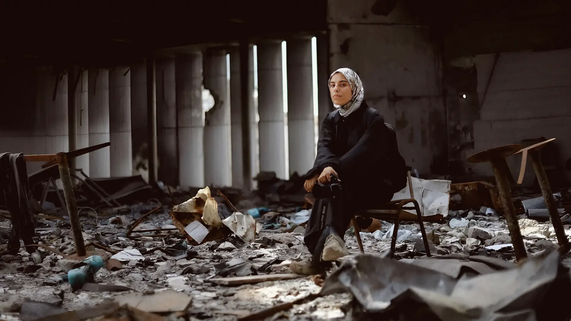 Fatma Hassona (1999-2025) documentava em fotos a destruição de Gaza, onde vivia e de onde conversou com a realizadora durante um ano