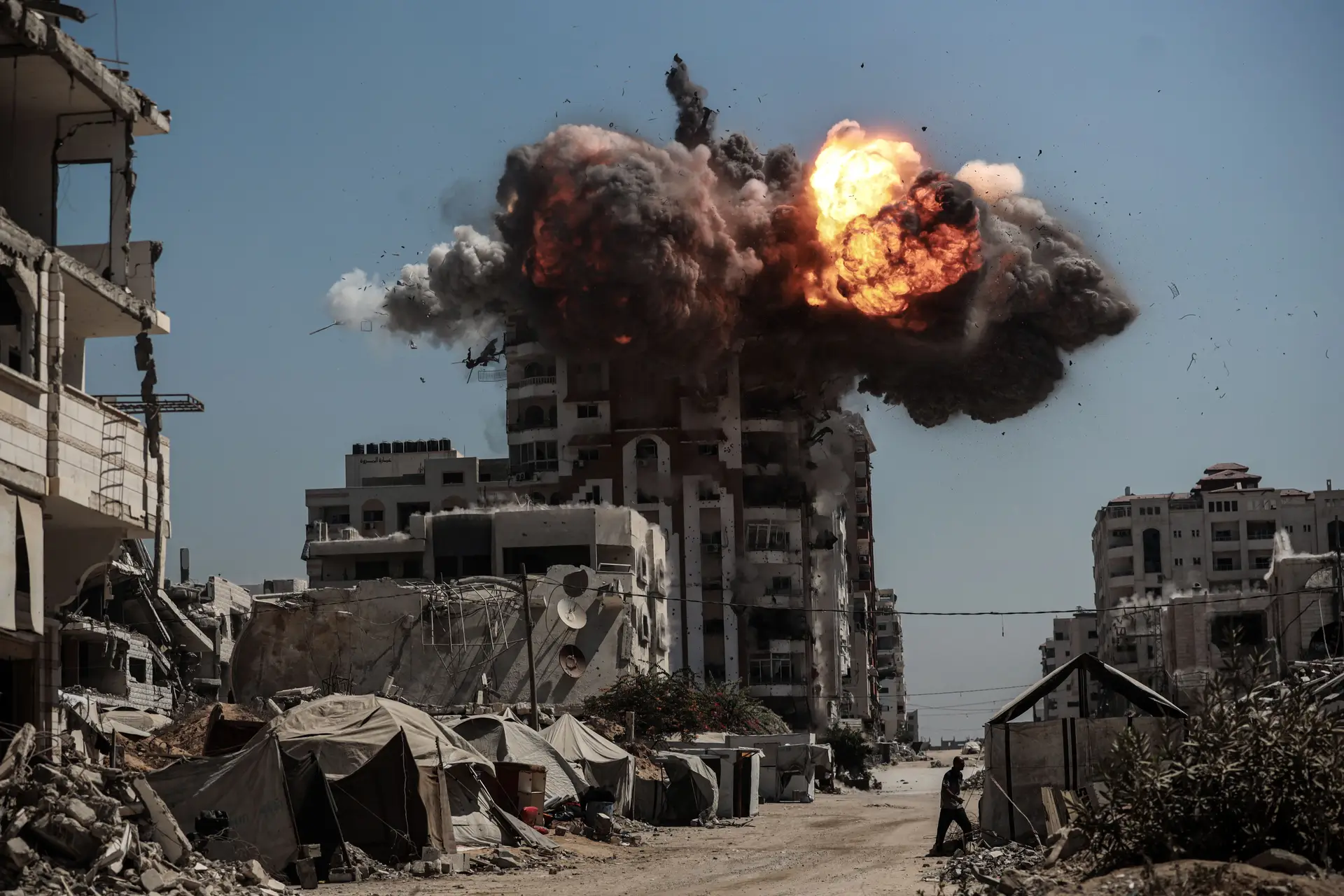 “Gaza está em chamas” após novos ataques israelitas: tanques já avançam para uma invasão terrestre