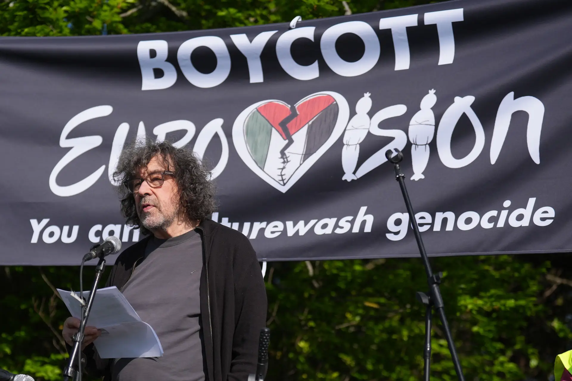 O ator Stephen Rea, em maio de 2025, num comício e, Dublin contra a participação de Israel no festival da Eurovisão, pedindo que a Irlanda boicotasse o concurso caso o Estado hebraico se mantivesse nele