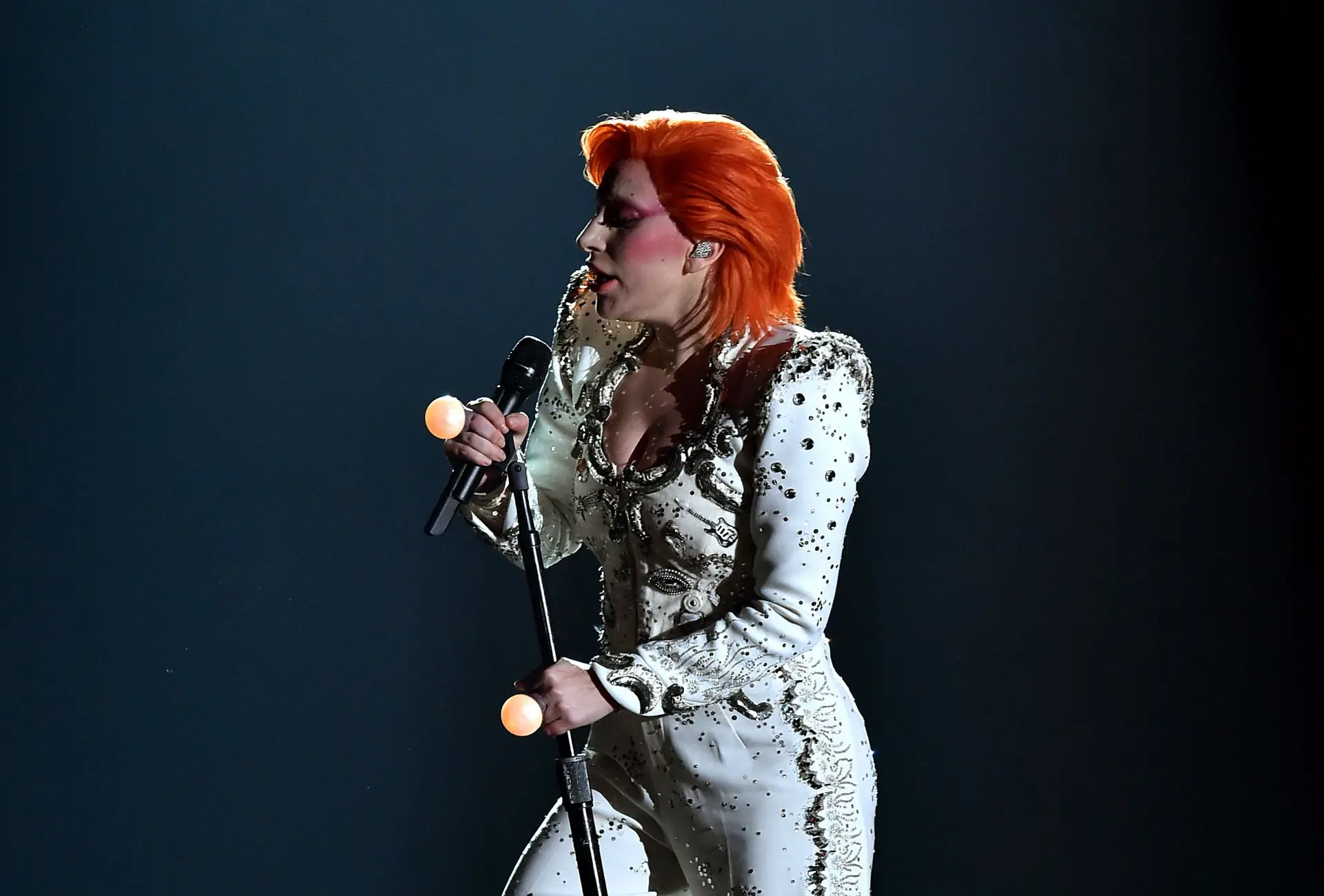 Lady Gaga na homenagem a David Bowie, fevereiro de 2016