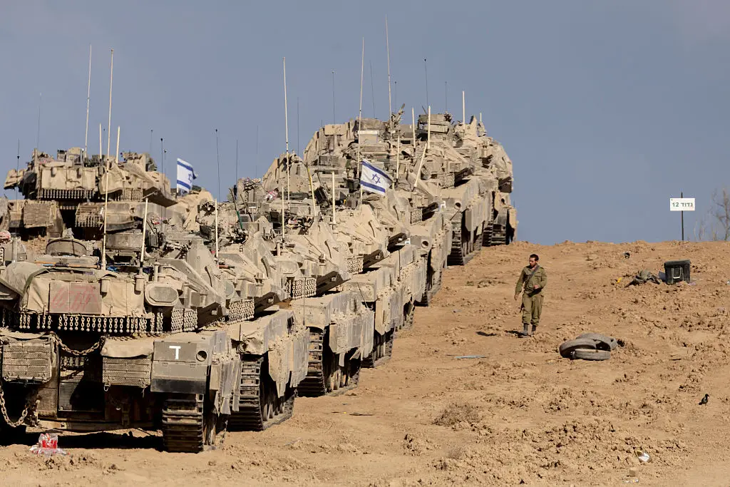 Um comboio de veículos militares israelitas prepara-se para entrar na Faixa de Gaza