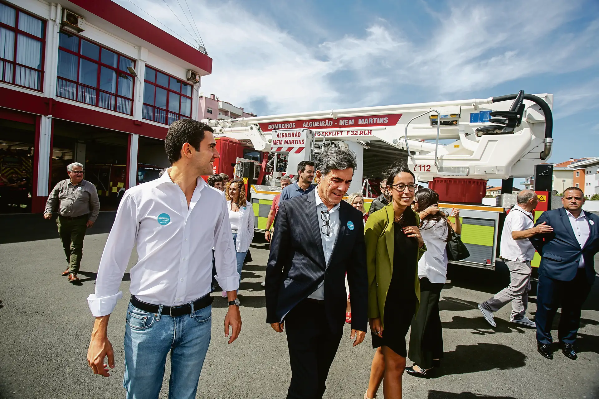 Marco Almeida, acompanhado por Sebastião Bugalho, a fazer campanha em Sintra