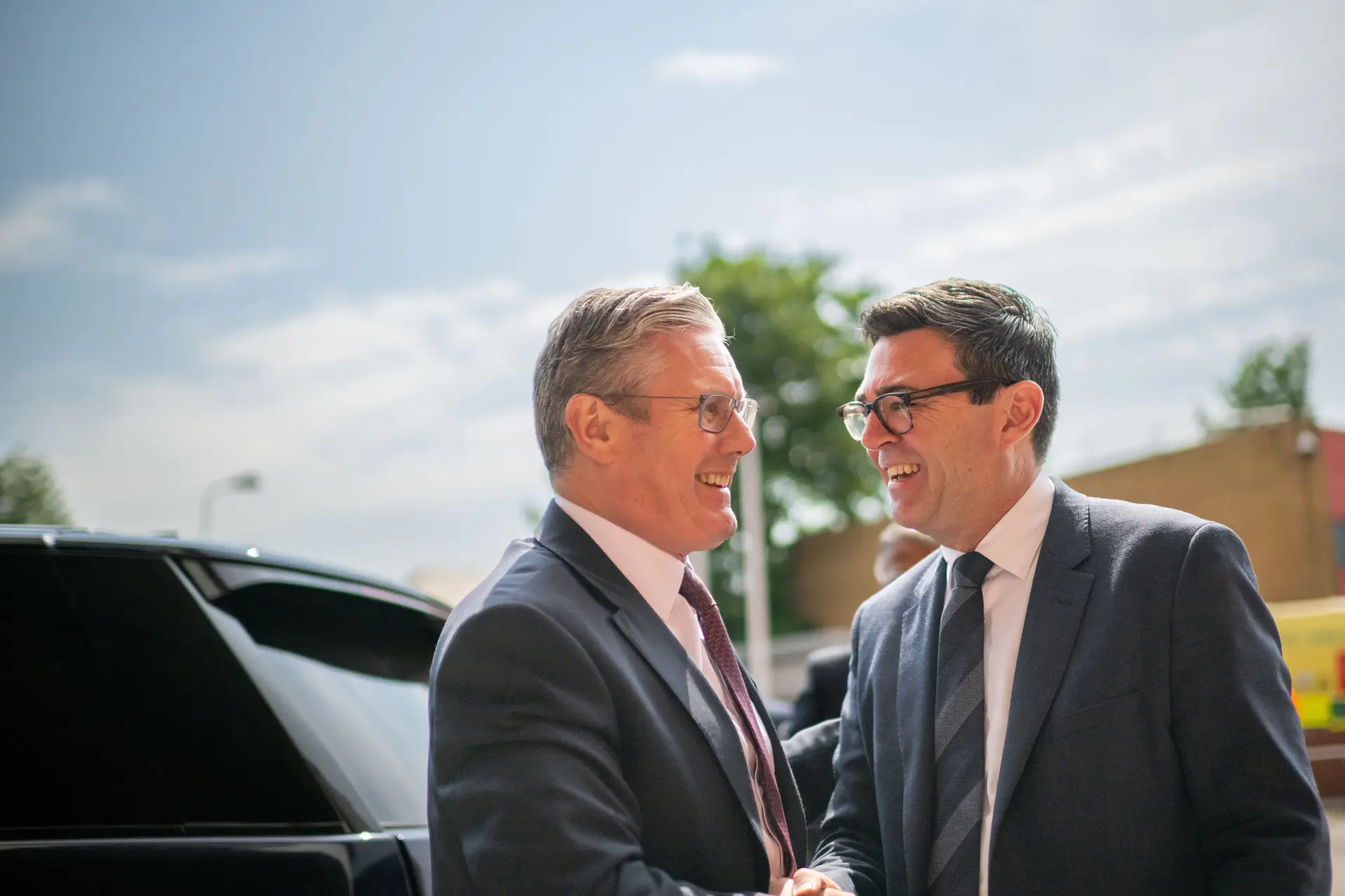 O primeiro-ministro Keir Starmer e o presidente da Câmara da área metropolitana de Manchester, Andy Burnham. Para já não se espera que o segundo queira substituir o primeiro à frente do Governo britânico 