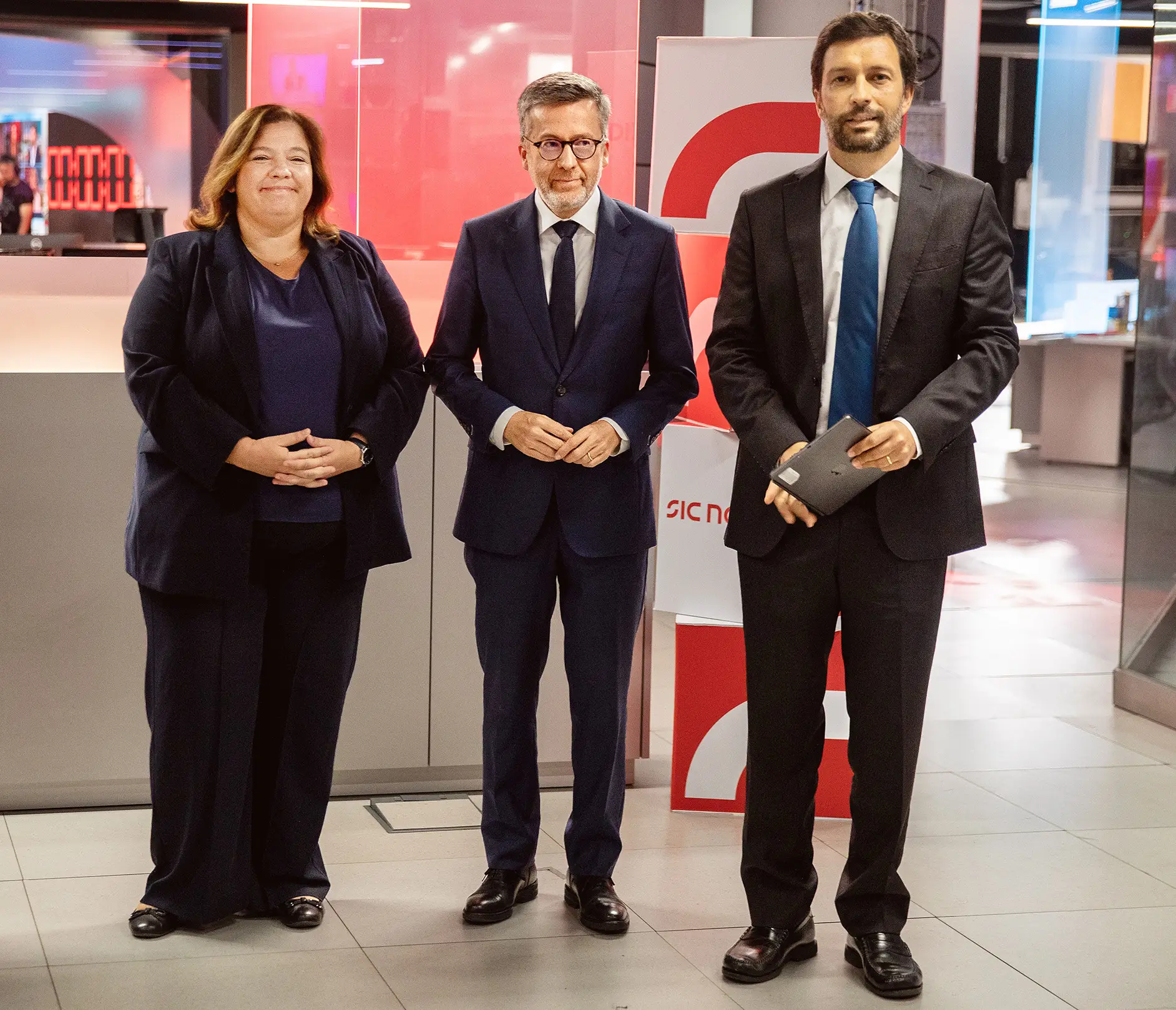 Alexandra Leitão (PS), Carlos Moedas (PSD) e João Ferreira (PCP) fotografados à margem do debate que os opôs na SIC na segunda-feira (15 de setembro 2025)