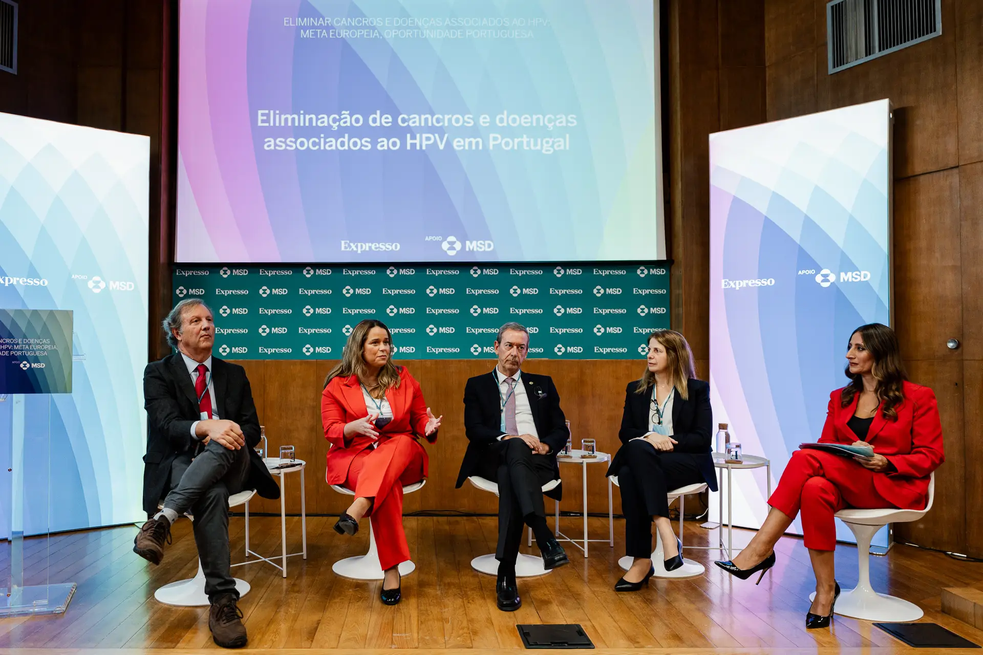 Rui Medeiros, Ana Correia de Oliveira, Miguel Guimarães e a jornalista Liliana Carvalho durante a primeira mesa-redonda da conferência