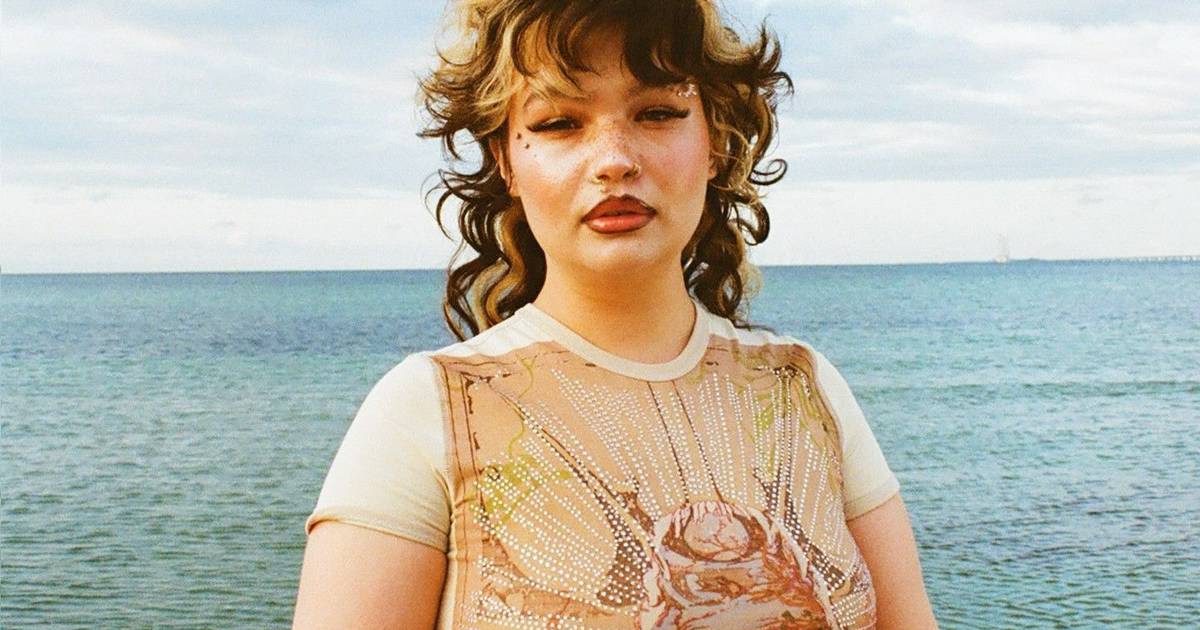 “Vou desaparecer por uns tempos”: Lola Young anuncia pausa na carreira após desmaiar em palco