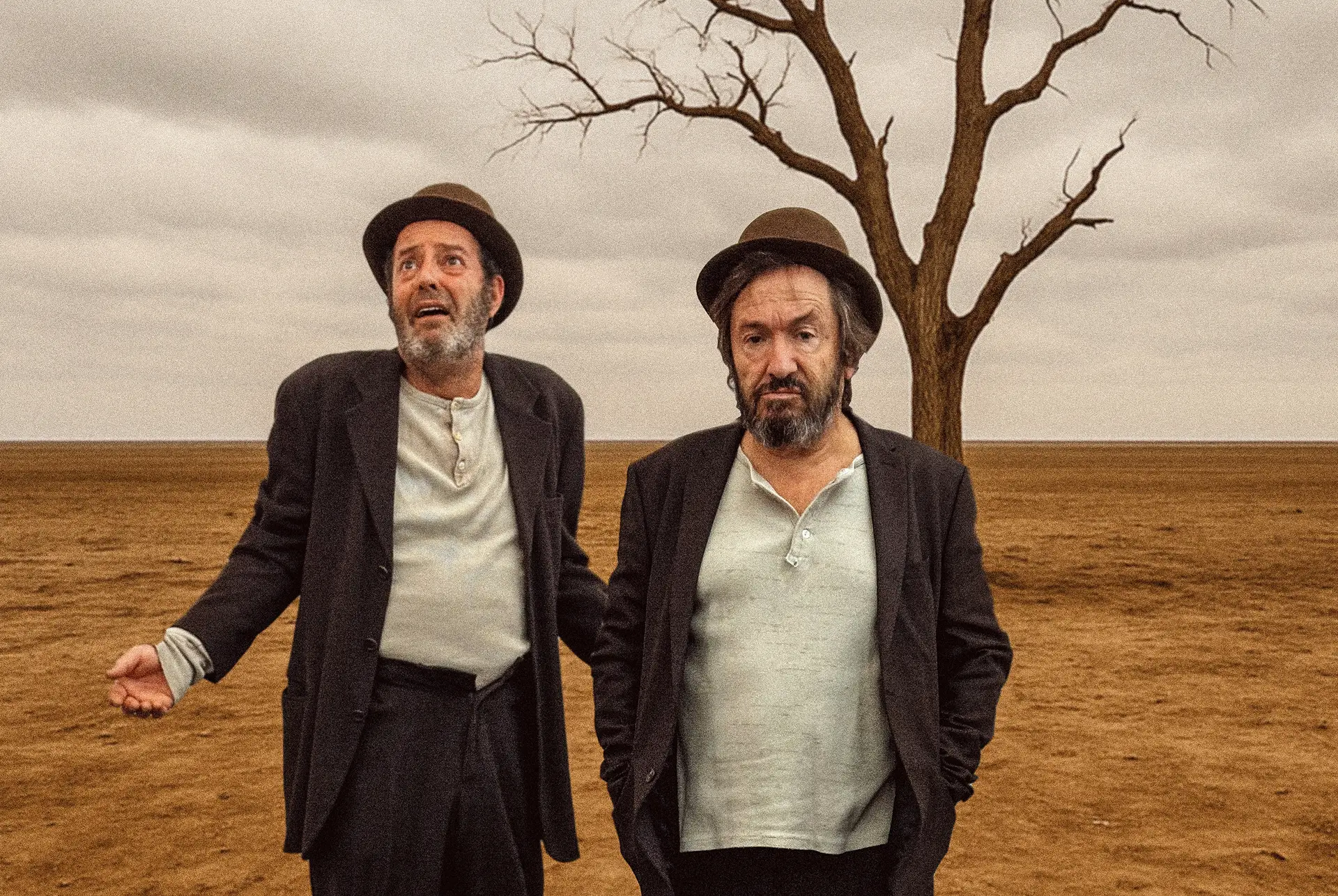 Enquanto esperam, Estragon (João Barbosa) e Vladimir (Adriano Luz) tentam passar o tempo