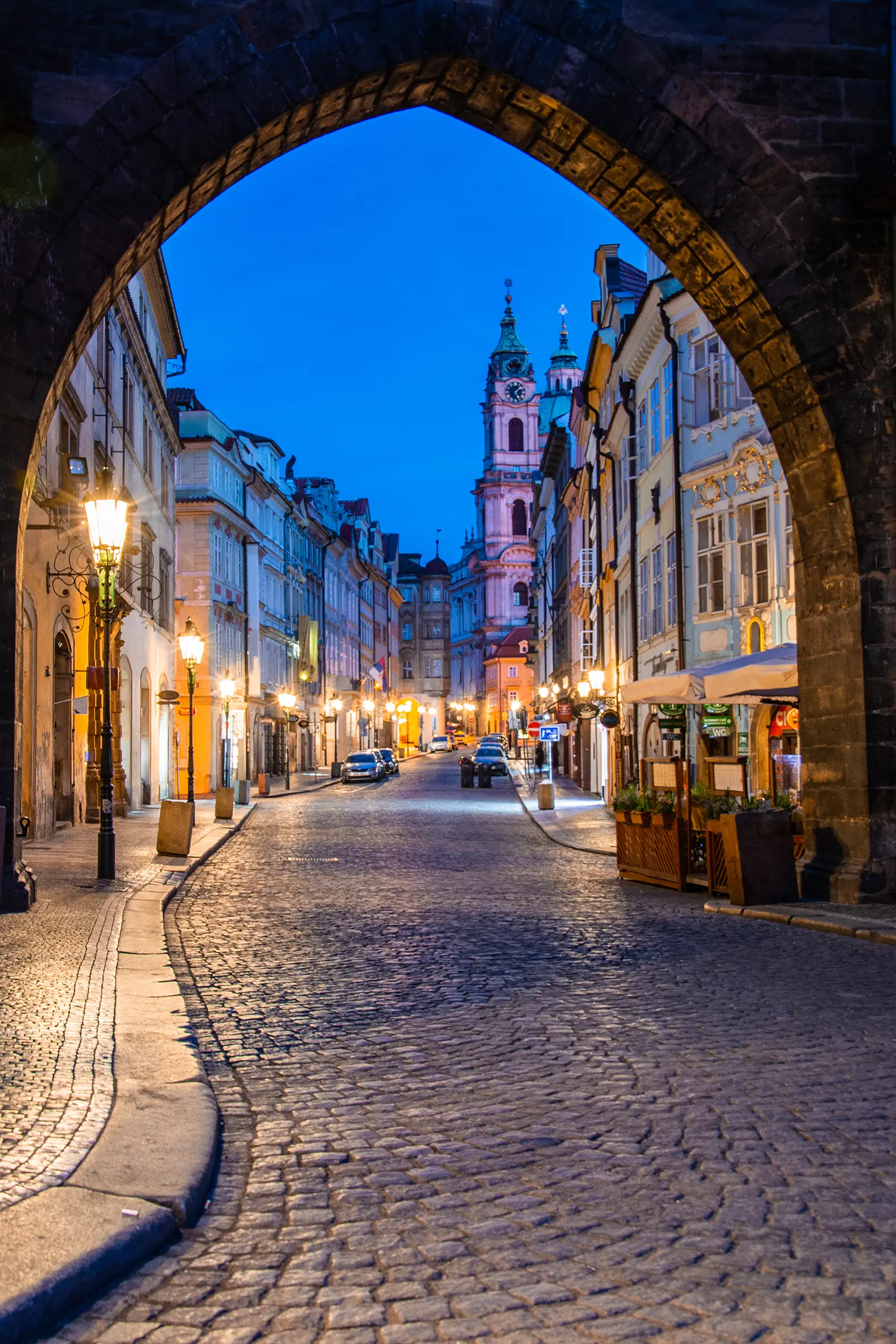 A Praga “encantada” é o cenário que as personagens do romance percorrem entre descargas de adrenalina, enquanto visitam monumentos históricos como quem vai riscando o que é ‘obrigatório’ visitar na cidade