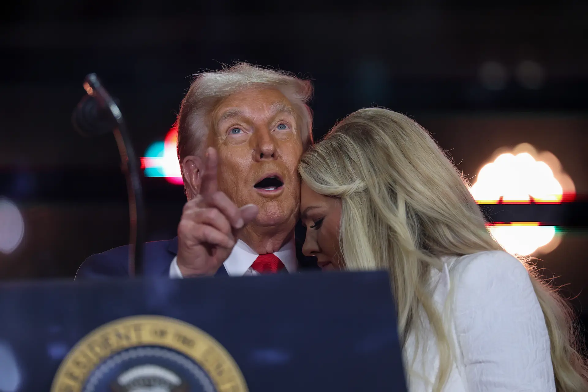 Donald Trump, Presidente dos EUA, acompanhado pela viúva de Charlie Kirk na homenagem ao influencer nacionalista norte-americano