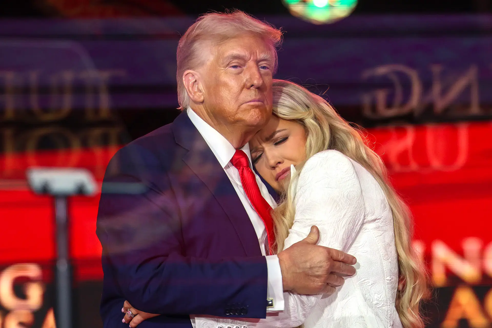 Erika Kirk e Donald Trump no memorial a Charlie Kirk, este domingo no Arizona