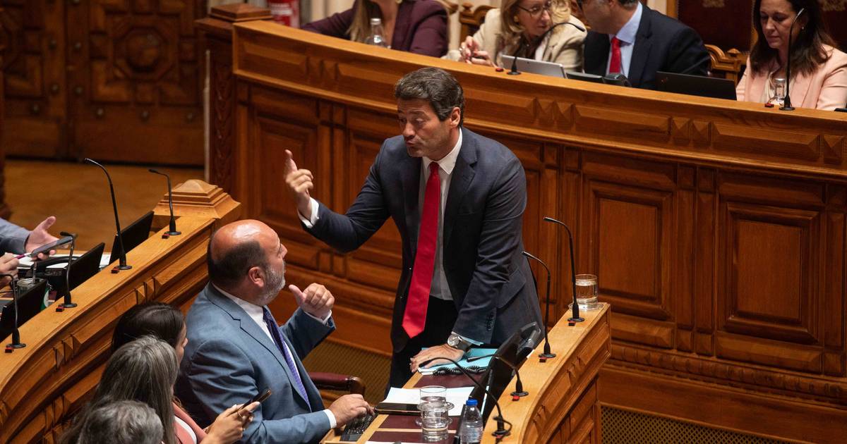 Ventura anuncia que avança com revisão constitucional em abril