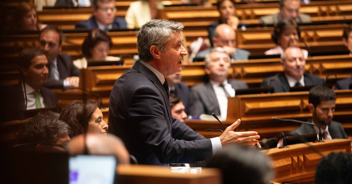 Montenegro e Carneiro reuniram-se para debater órgãos externos do Parlamento: “conversa franca mas não conclusiva”, diz líder do PS