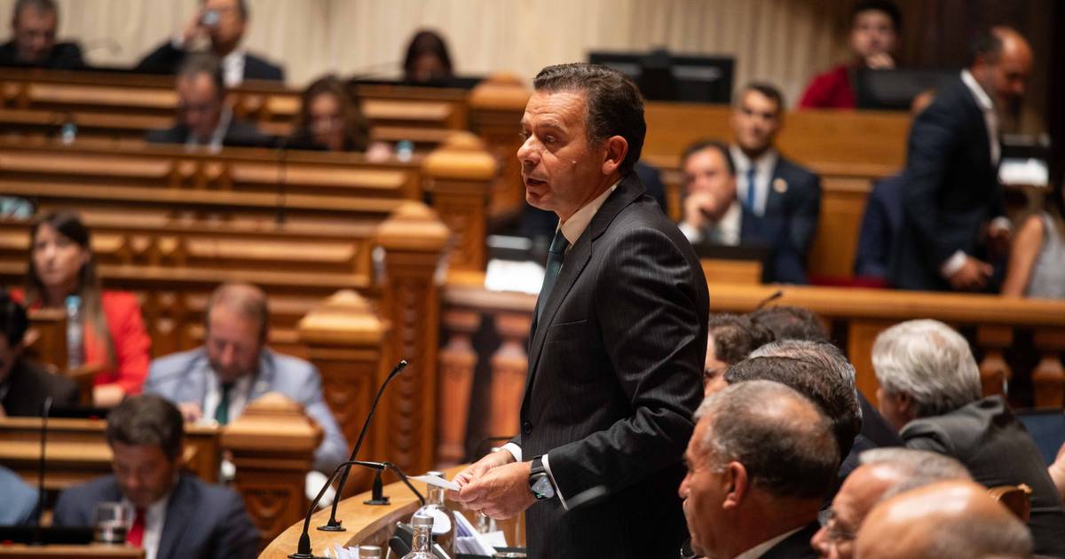 Lei dos Estrangeiros tremida: Ventura acusa Governo de ser "frouxo", Montenegro pede respeito pela "democracia"