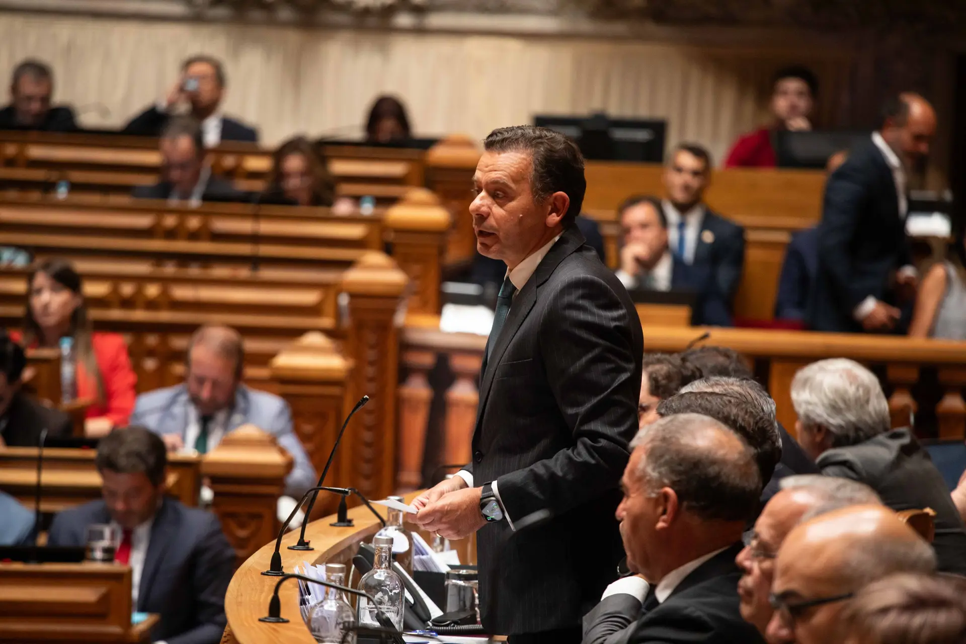 Lei dos Estrangeiros tremida: Ventura acusa Governo de ser "frouxo", Montenegro pede respeito pela "democracia"
