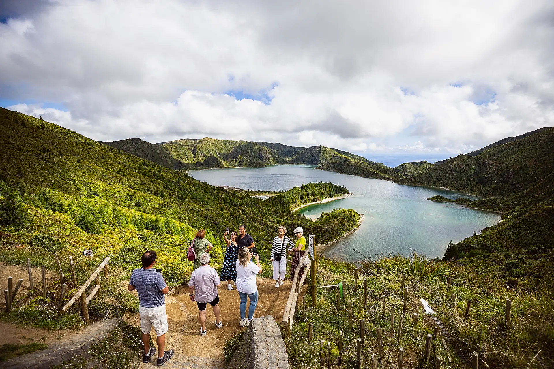 Lagoa do Fogo é um dos principais pontos turísticos de São Miguel