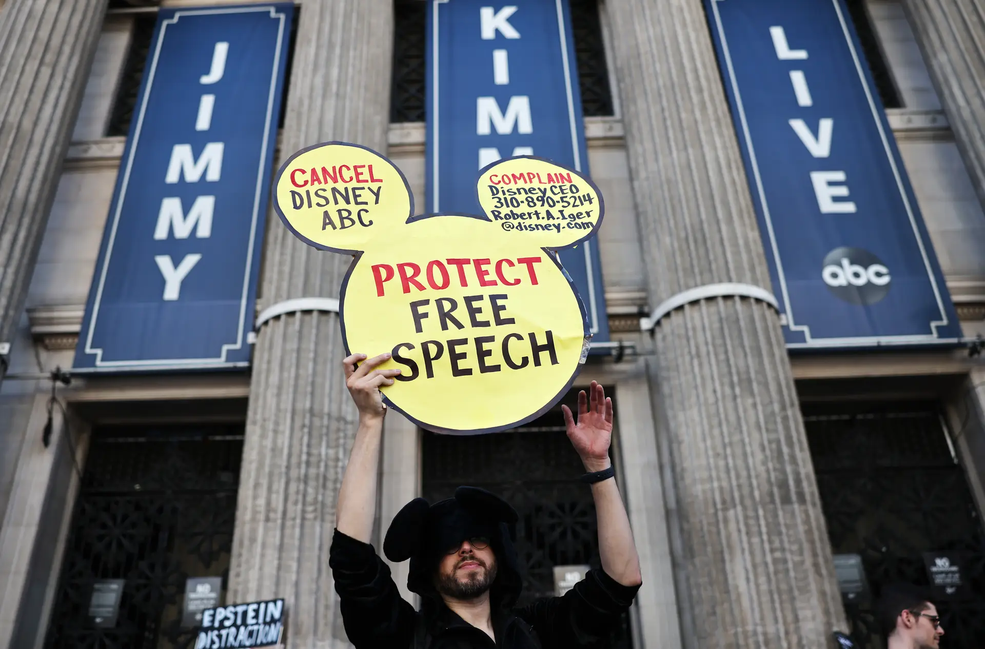 Protestos contra a supressão da liberdade de expressão diante do local de gravação do programa de Jimmy Kimmel, em Hollywood, Los Angeles