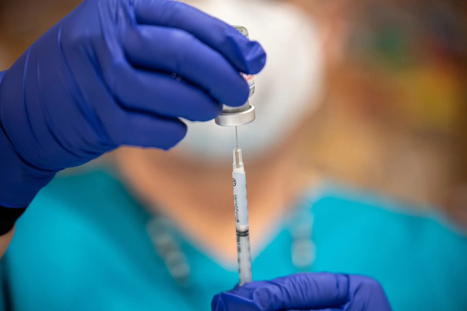 Quantos mais homens e mulheres forem vacinados, maior será a probabilidade de existir imunidade de grupo em relação ao HPV