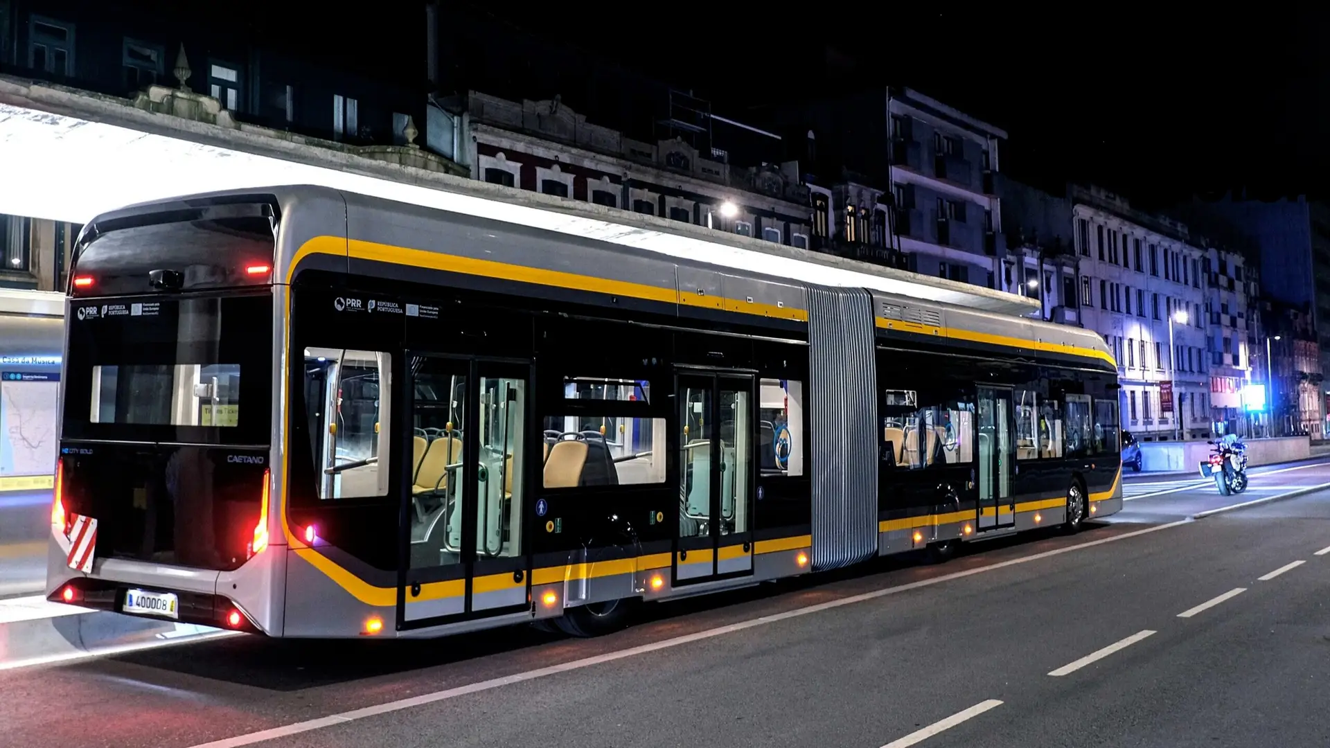 Metrobus em ponto-morto dá gás à campanha no Porto