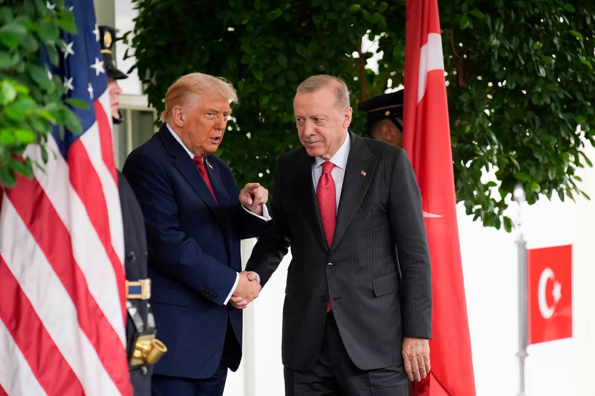 Na Casa Branca, Trump encontrou-se com Erdogan e comentou: "Ele sabe mais do que ninguém sobre eleições fraudulentas"