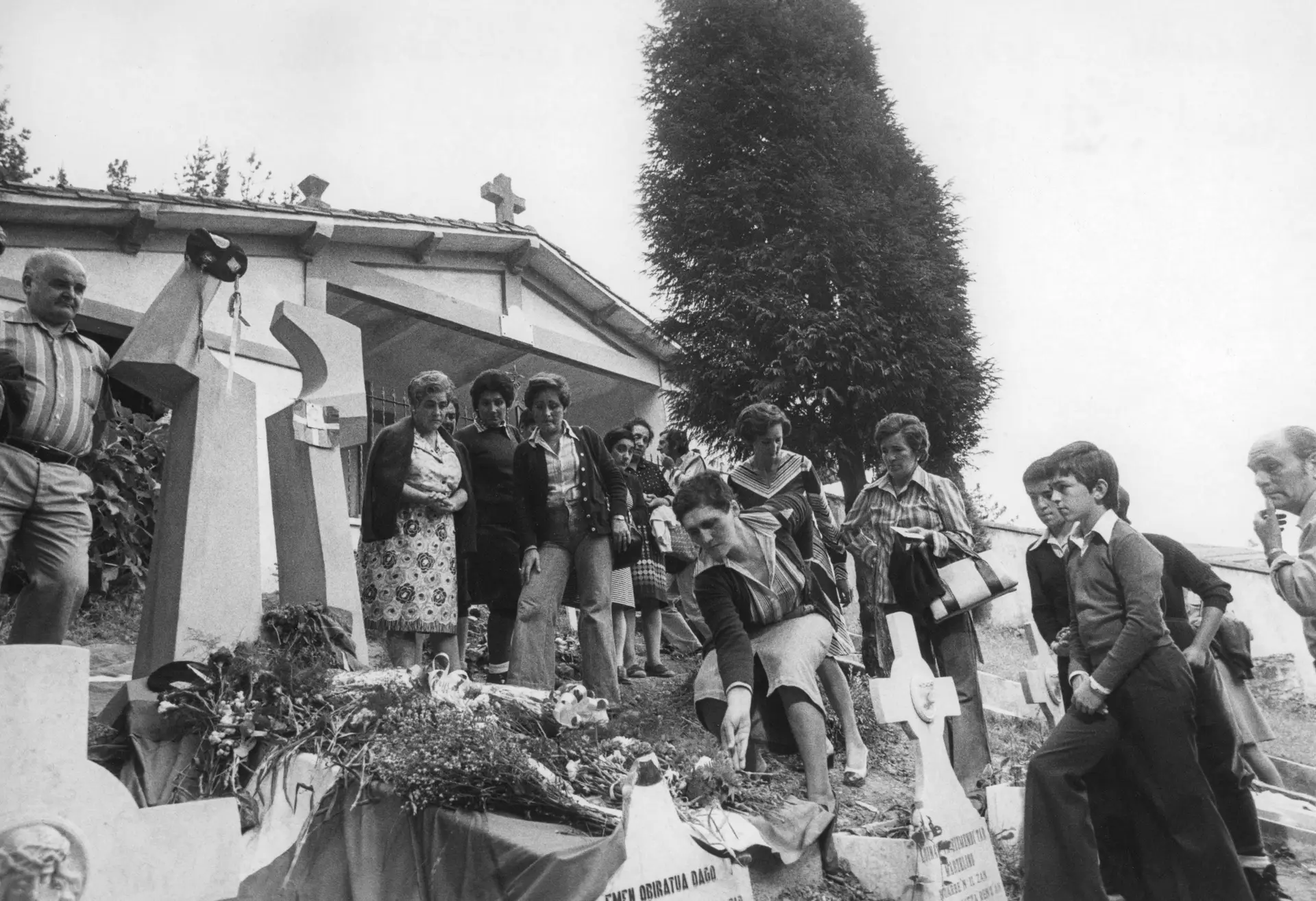 Romaria à campa de Ángel Otaegui, um dos derradeiros condenados à morte do franquismo, um ano após a sua execução  