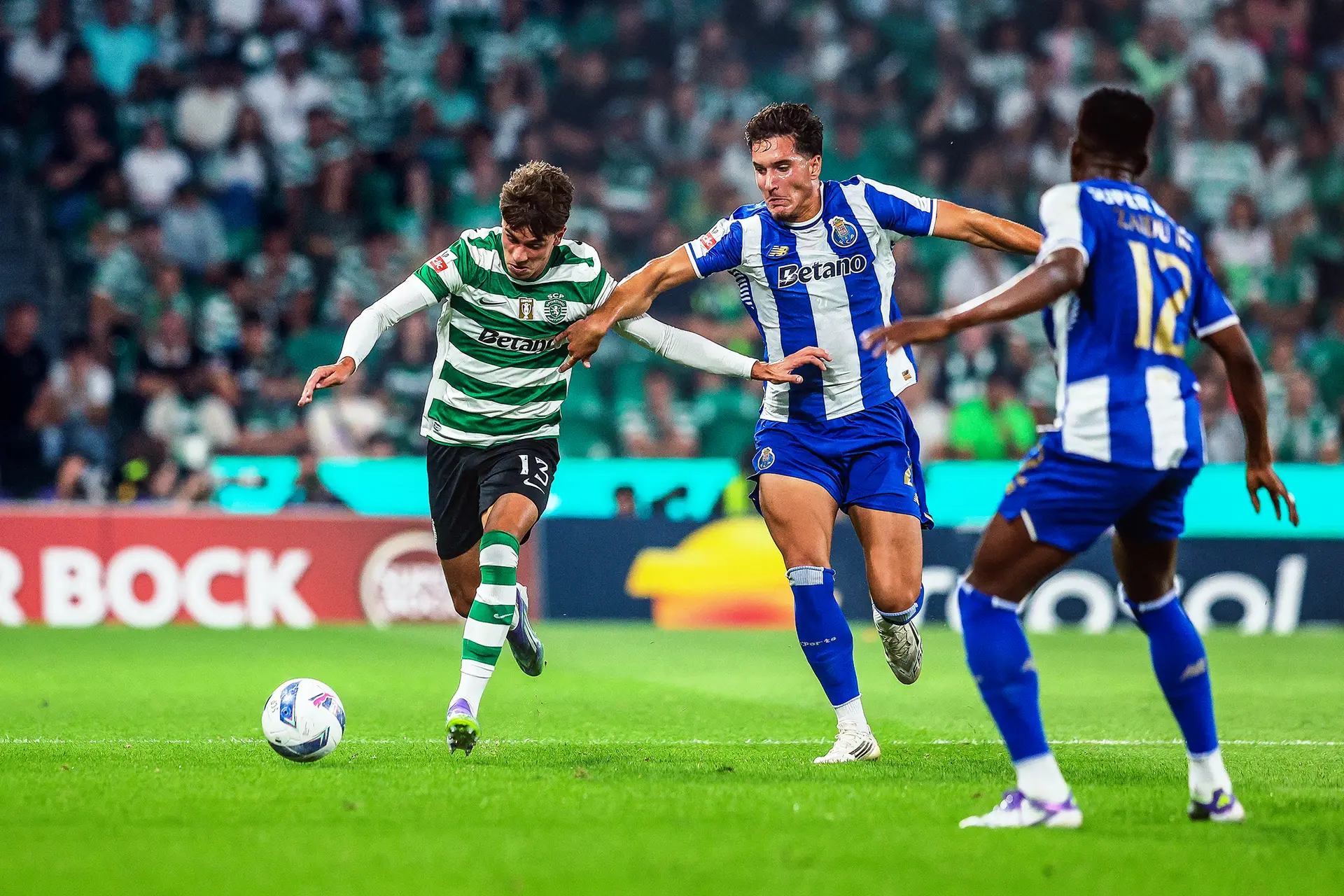 Sporting e FC Porto têm o mesmo patrocinador principal na camisola, a Betano. São duas das 12 equipas da I Liga com uma casa de apostas desportivas no equipamento