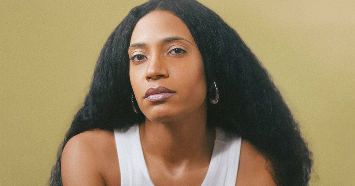 Quase Famosos: Gisela Mabel transformou memórias de um piano intocável num “Álbum de Retratos” que dá cartas lá fora