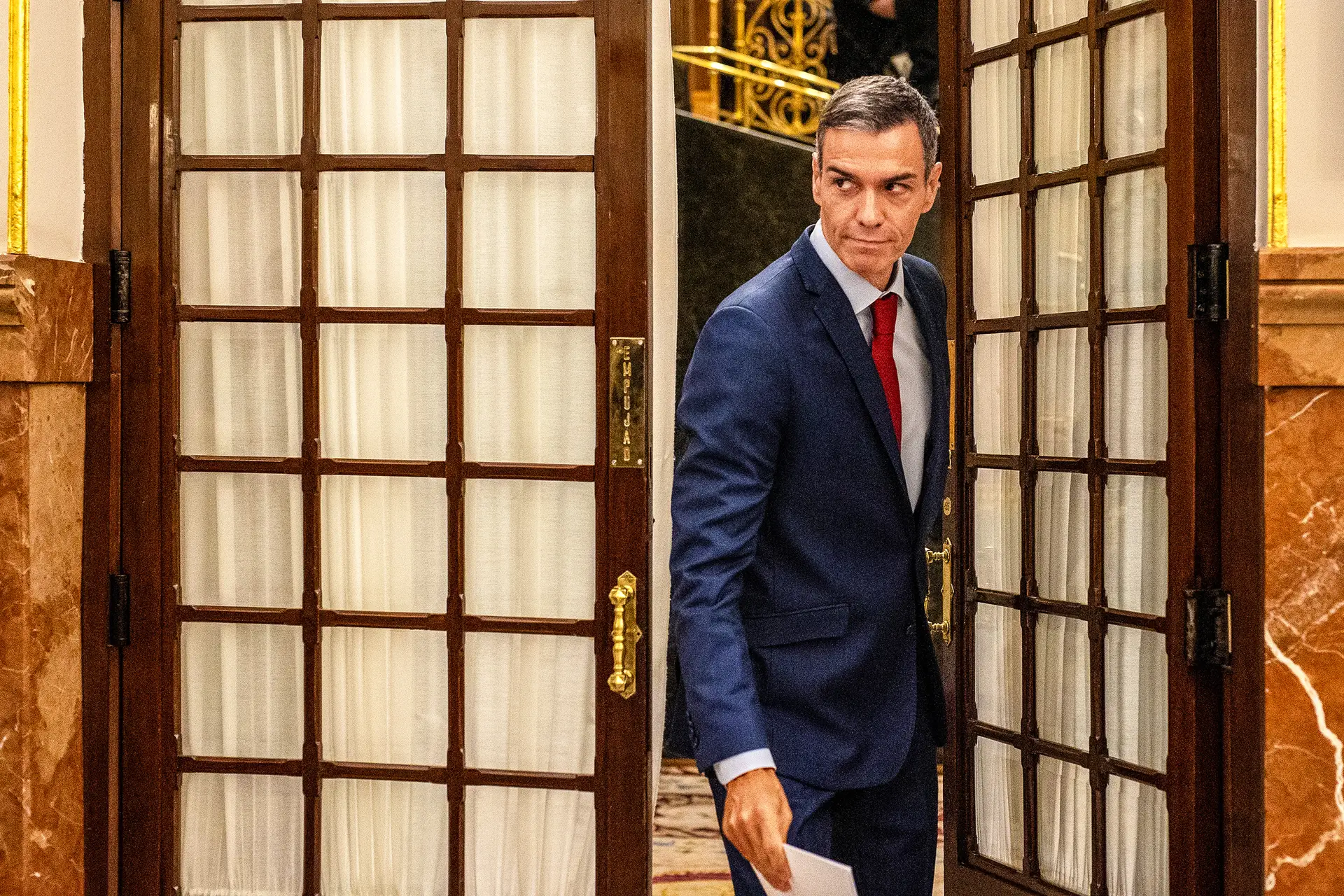 Pedro Sánchez é criticado por causa dos processos contra a sua mulher e o seu irmão