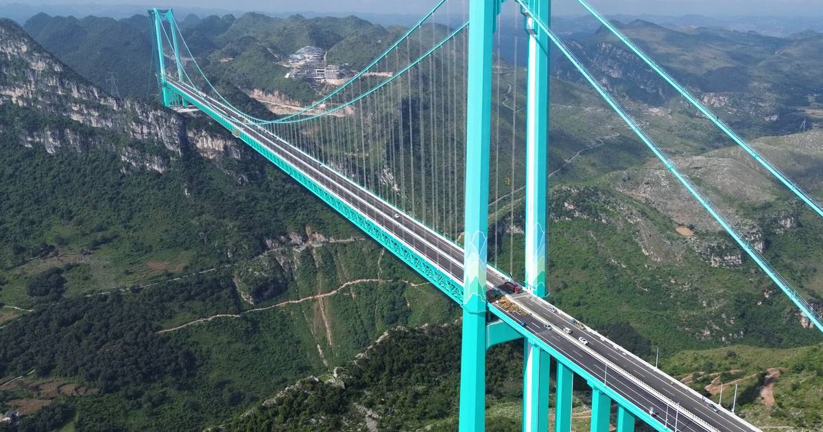 China inaugurou a ponte mais alta do mundo, a 625 metros de altura do desfiladeiro de Huajiang